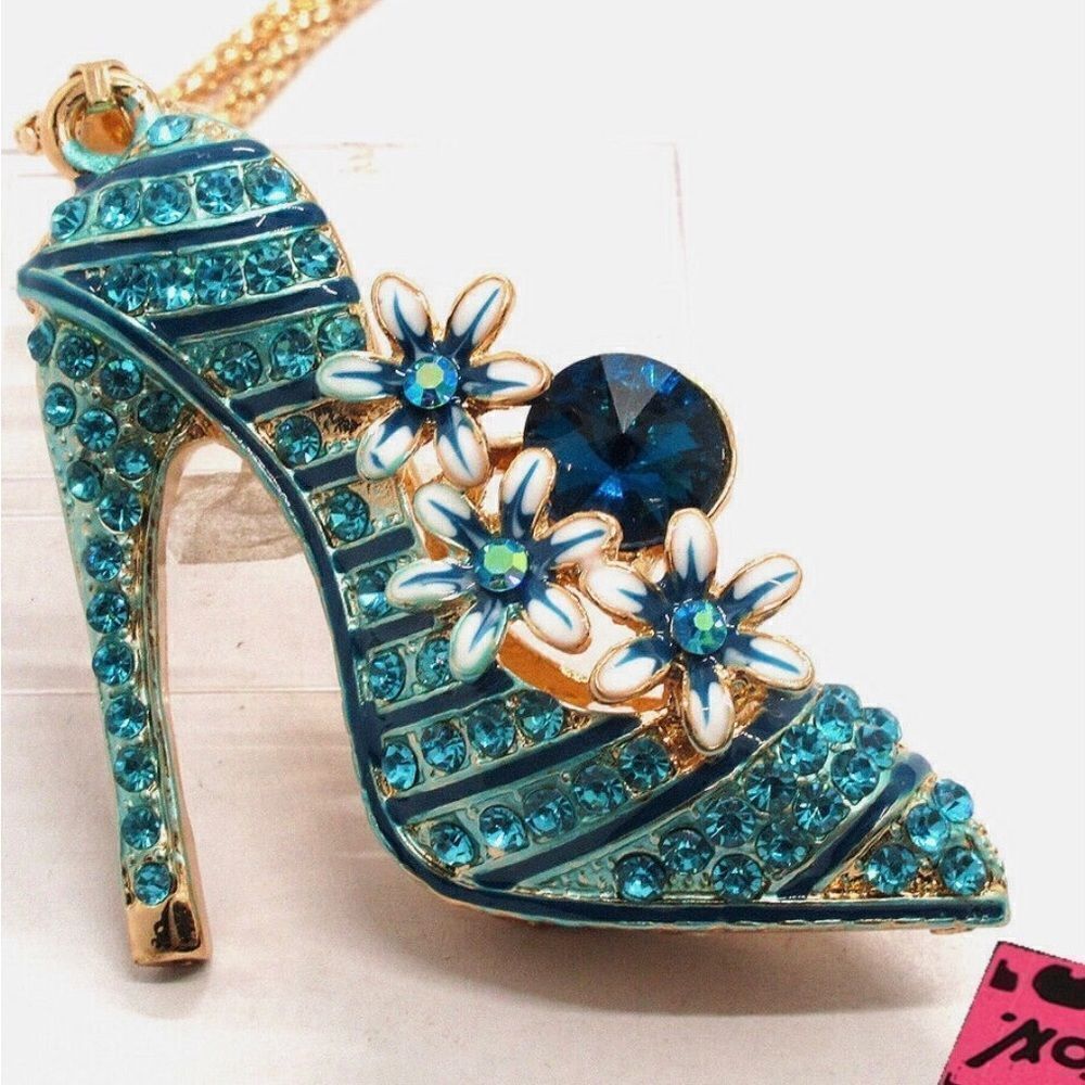 🩵 Betsey Johnson stunning crystal embellished high heel pendant necklace…